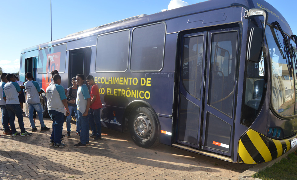 Ônibus da Estação de Metarreciclagem no Câmpus Valparaíso